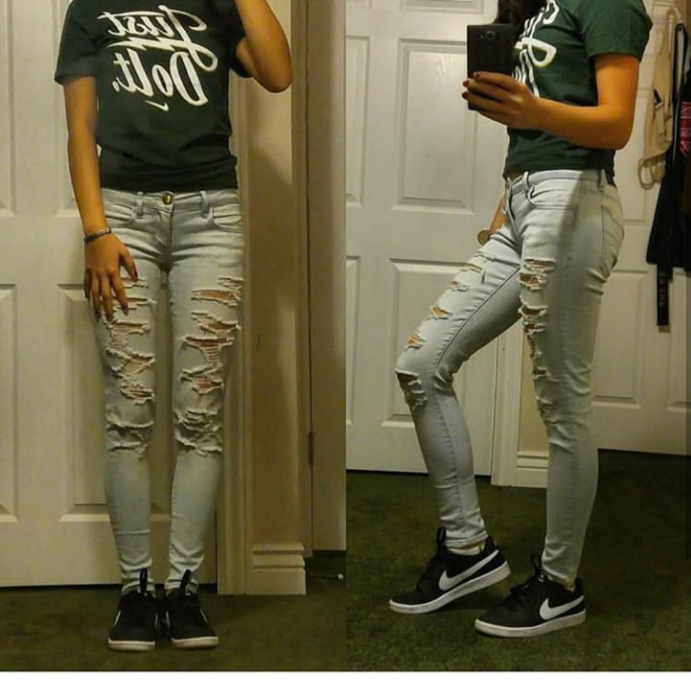 AEO ripped light blue jeans SIZE 2 REGULAR